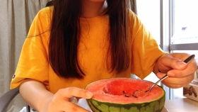 留学生吃瓜和娱乐圈吃瓜,揭秘全球“吃瓜”文化现象  第1张 留学生吃瓜和娱乐圈吃瓜,揭秘全球“吃瓜”文化现象  第1张